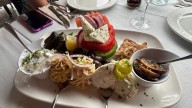 Moussakas, feta y pan de pita: este templo de la cocina griega lleva 20 años enamorando a canarios y turistas