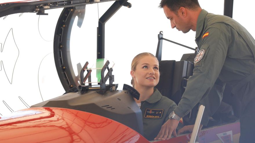 Leonor tiene su primera toma de contacto con el avión en el que aprenderá a volar: el Pilatus PC