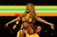 Karol G llevó su Tropicoqueta al descanso de partido de la NFL en Sao Paulo