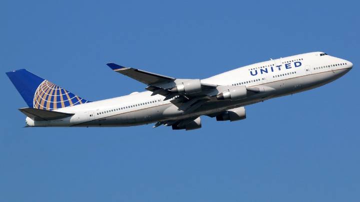 ¿Qué causó la suspensión nacional de todos los vuelos de United Airlines esta mañana?