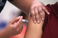 Vacunan por error a 15 escolares en operativo de salud municipal en Pitrufquén