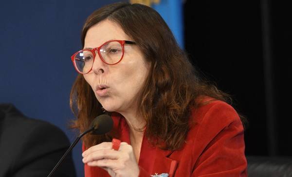 Batakis anticipó "reservas brutas en negativo" y habló de "reperfilar" la deuda