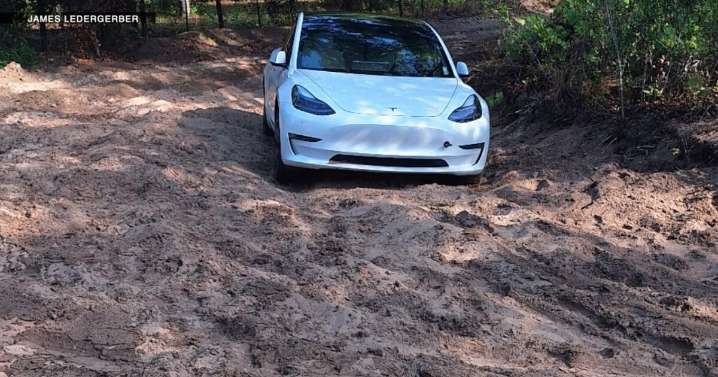 Brooksville residents frustrated as sandy road leaves vehicles stuck
