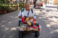 Don Rubén llegó desde Los Cabos a Tijuana con la esperanza de curar su vista