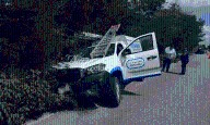 Auto de empresa telefónica en Yucatán se sale de la carretera; esto pasó