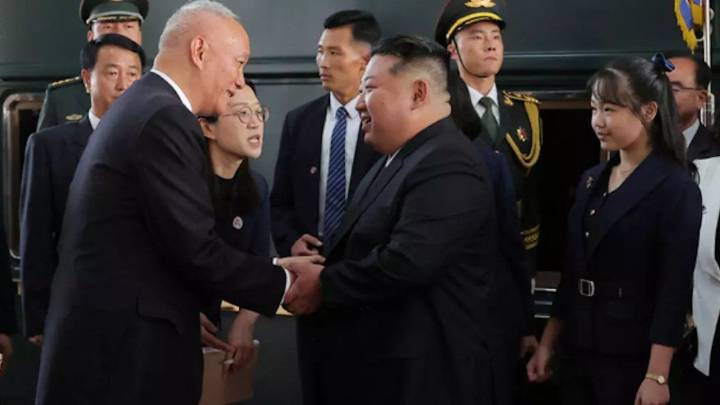 Kim Jong-un viajó a Pekín y mostró a su hija como posible sucesora