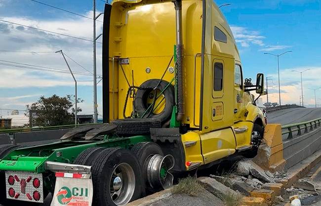 Choca tráiler contra base de puente sobre periférico; pierde control e impacta Suburban