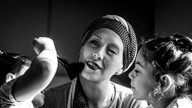 El amor como una forma de resistencia: la historia de la foto de Estefanía y sus hijas en plena batalla contra el cáncer de mama