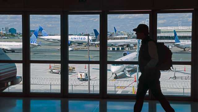 FAA extends Newark flight caps through 2026