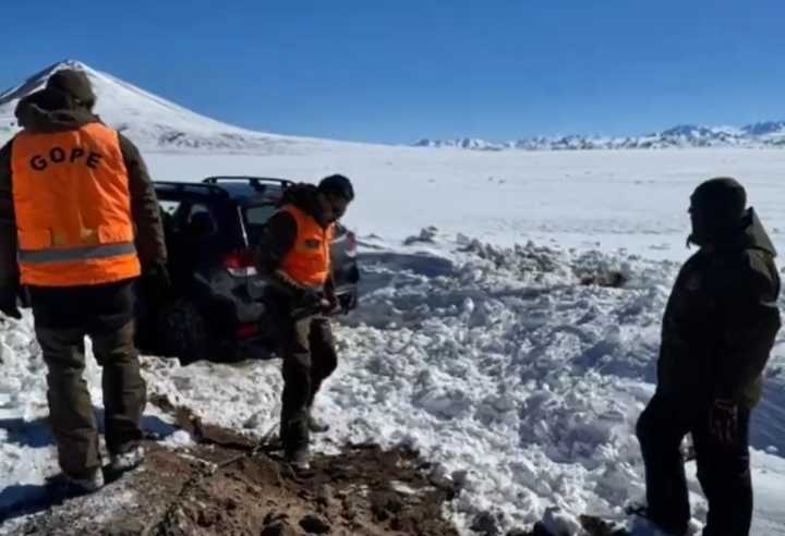 Carabineros rescata a pareja atrapada en Laguna Verde por condiciones climáticas
