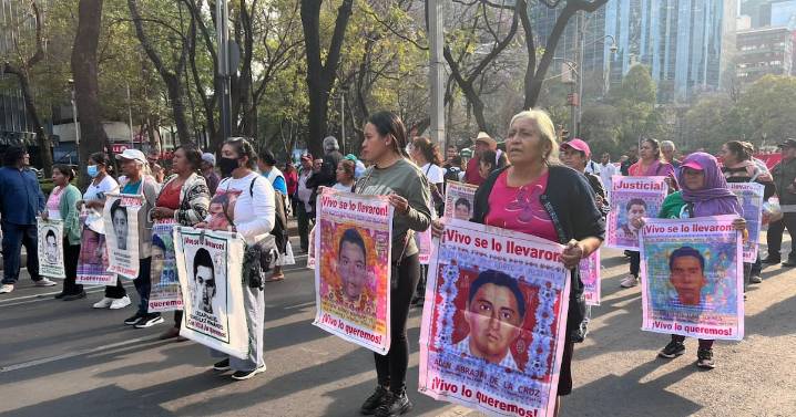 Familias de los 43 desaparecidos de Ayotzinapa expresan decepción tras reunión con Sheinbaum