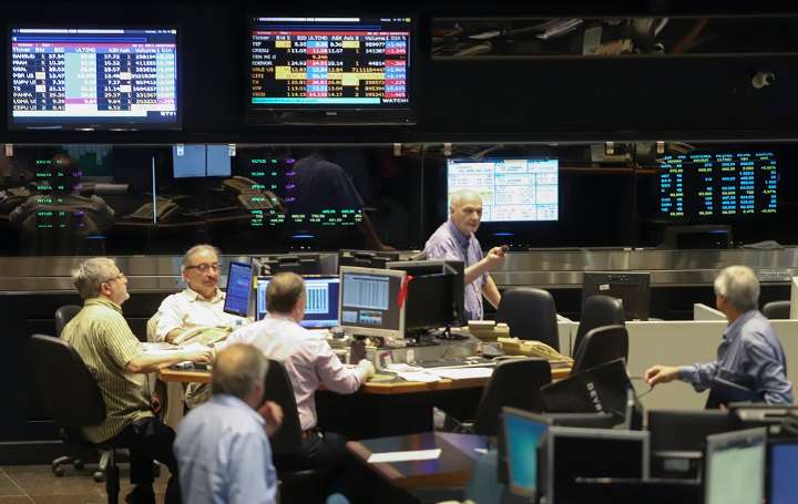 Tras el buen inicio de semana, las acciones y los bonos cayeron más de 9% y el Riesgo País subió a 977