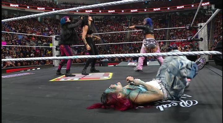 Asuka Hit IYO SKY With The Poison Mist On WWE Raw