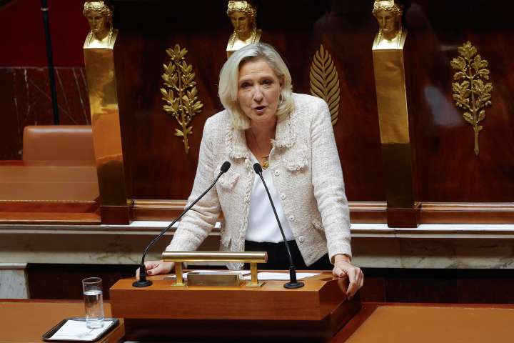 Marine Le Pen lamenta que Macron no quiera dimitir y pide legislativas anticipadas