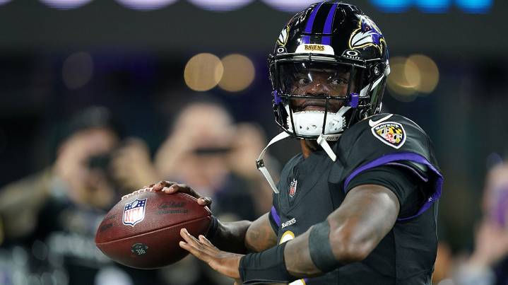 Carmelo Anthony, Derik Queen catch MNF football in Baltimore