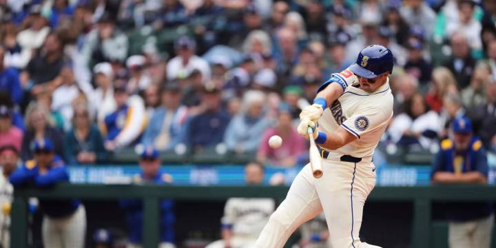 Cal Raleigh ties Mickey Mantle's switch-hitting home run record