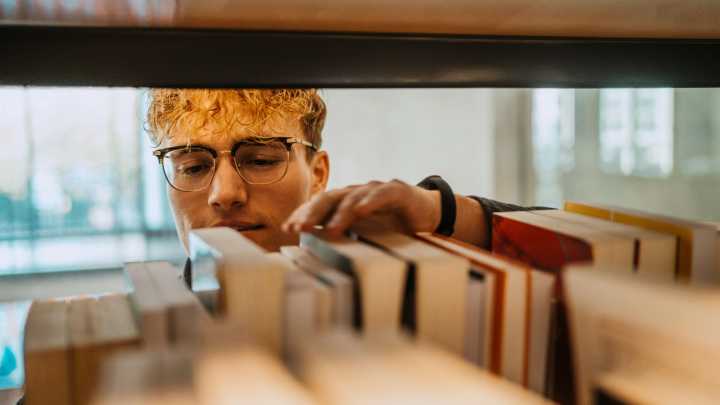 España tiene el doble de jóvenes entre 15 y 19 años en FP superior o la universidad que la UE y la OCDE