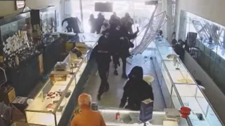 Robbers drive car into South Bay jewelry store