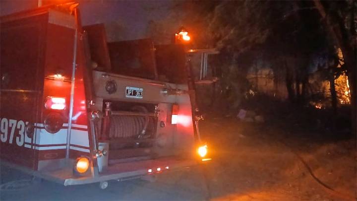 Preocupación por incendio de pastizales en el barrio Ejército Argentino