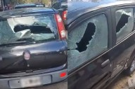 VIDEO | Día de furia: Una mujer destrozó dos autos con un palo de hockey