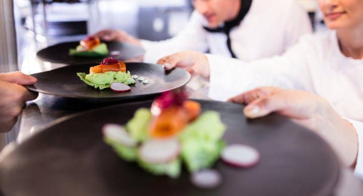Premios La Barra 2025: restaurantes de alta cocina, coctelerías, reposterias y chefs participan por el premio