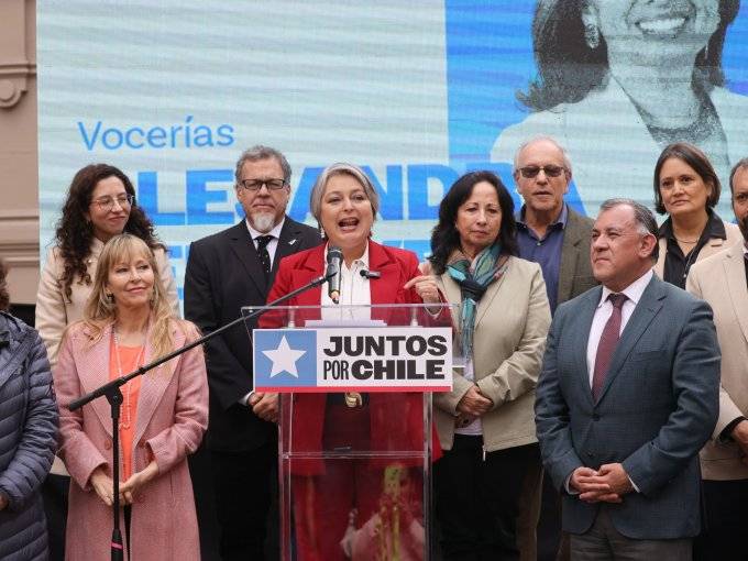 Comando de Jeannette Jara anticipa anuncio de paquete de medidas en materia de salud en medio de gira nacional