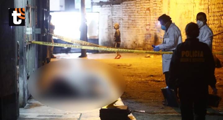 ¡Terrible crimen en SMP! Indigente es asesinado a pedradas por hombre tras discusión Testigos relatan que la víctima quedó tendida en el suelo, mientras que el agresor lo atacó en reiteradas oportunid
