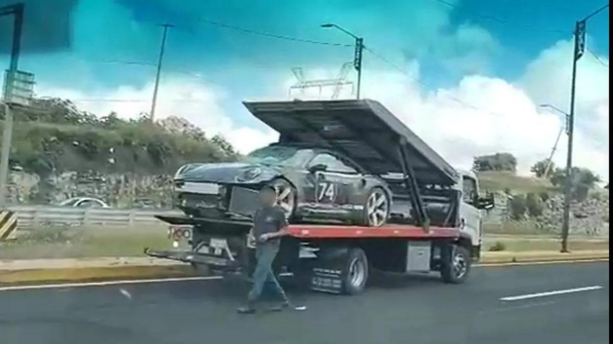 Porsche deportivo termina destrozado en Periférico Ecológico