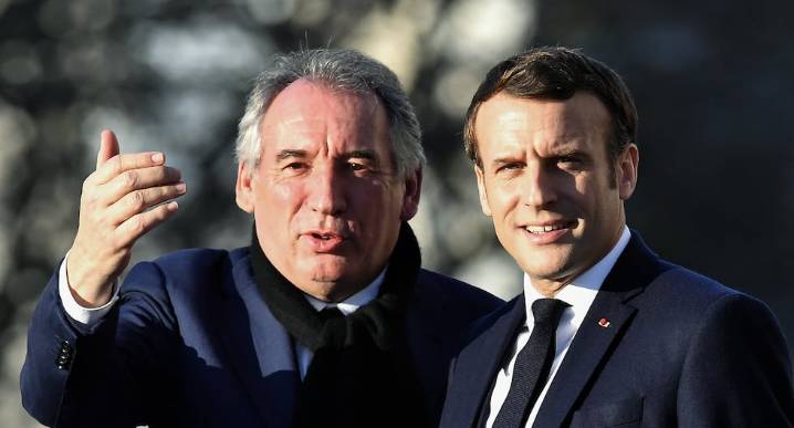 Gobierno francés colapsa en voto de confianza, obligando a Macron a buscar otro primer ministro