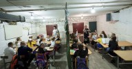 Niños de Ucrania inician el año escolar en aulas subterráneas para evitar las bombas rusas