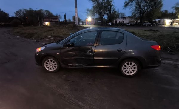 Un motociclista debió ser hospitalizado tras chocar con un auto en la rotonda de Grünbein