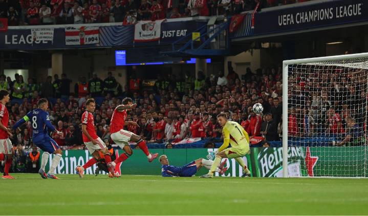 Llegó primero el autogol: Ríos deja perdiendo a Benfica en Champions