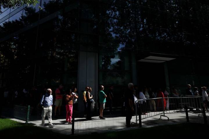 Hundreds queue in silence to pay tribute to Giorgio Armani