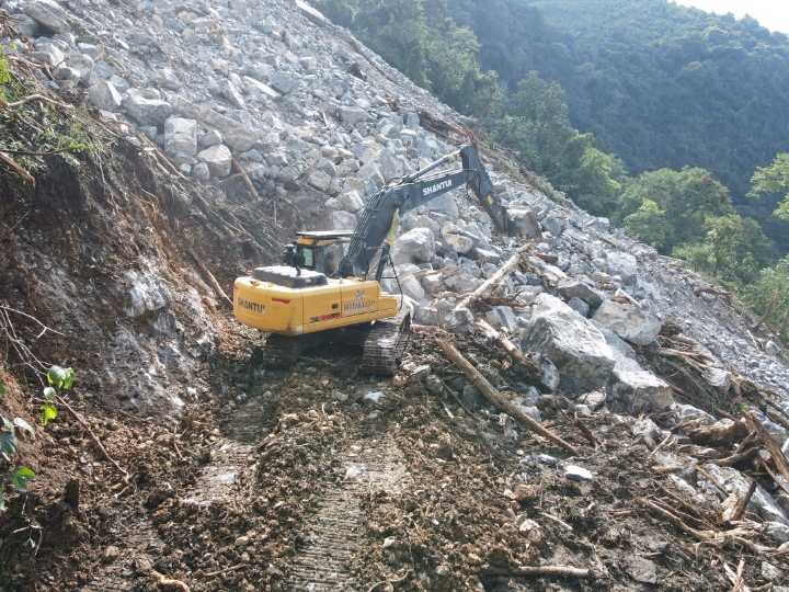 SIPDUS comienza desalojo de derrumbes en Chapulhuacán