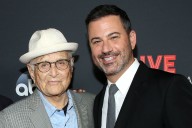 Con foto junto a defensor de Primera Enmienda, Jimmy Kimmel rompe silencio antes de regresar a TV