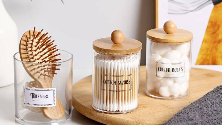 Con cartón y esos vasos de vidrio sueltos sin juego, hacé estos increíbles contenedores chic para tu baño