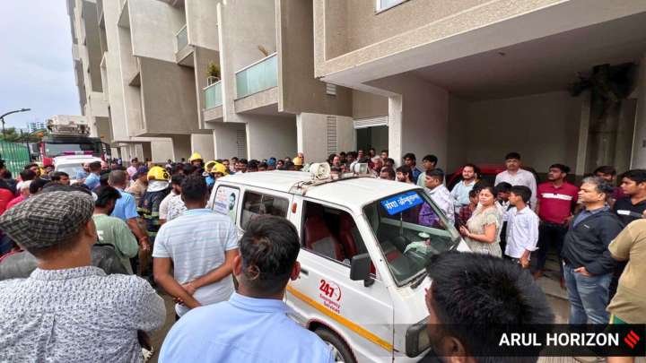 Residents form human chain to fight Undri fire; cylinder blast injures several