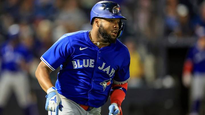 Surging Blue Jays overcome bizarre ruling to beat Rays, extend win streak to six