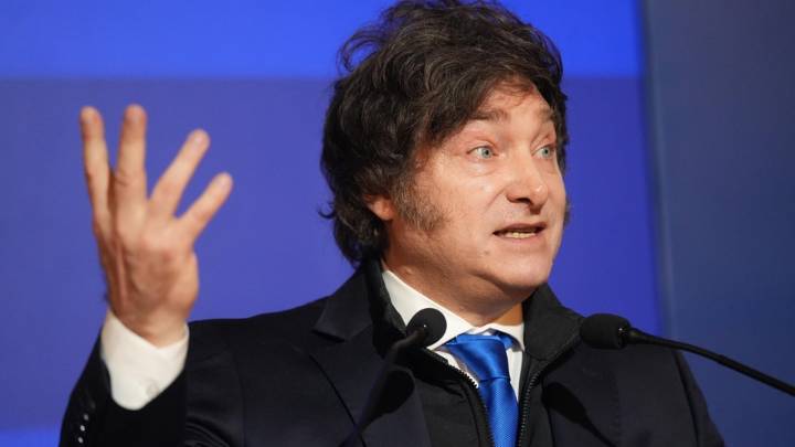 Javier Milei hace campaña con un nuevo libro