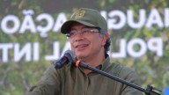 Llueven críticas al presidente Petro por ropa que usó para asistir a acto público en Brasil: “le copió a Fidel Castro”