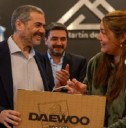 Jóvenes de San Martín, Junín y Villa La Angostura recibieron notebooks de las becas Gregorio Álvarez