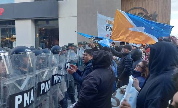 Ante protestas K, Milei suspendió el acto de campaña en Ushuaia y retornó a Buenos Aires