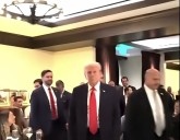 Le gritan en la cara a Donald Trump: "Hitler de nuestro tiempo"