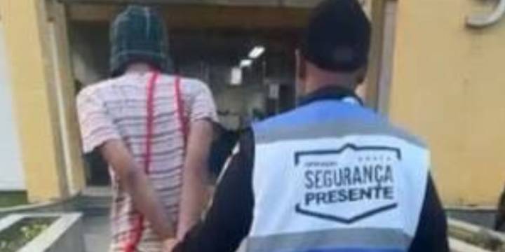 La inesperada escena de un fan de El Chavo del 8 mientras era detenido en Brasil por portación de  marihuana