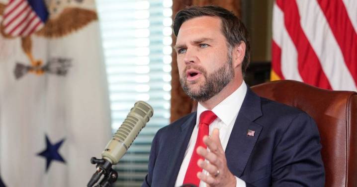 Vicepresidente JD Vance toma el micrófono de Charlie Kirk y señala a la extrema izquierda por su asesinato