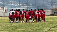 Tres jugadores muertos en un mes: El crimen organizado se apodera del futbol en Ecuador