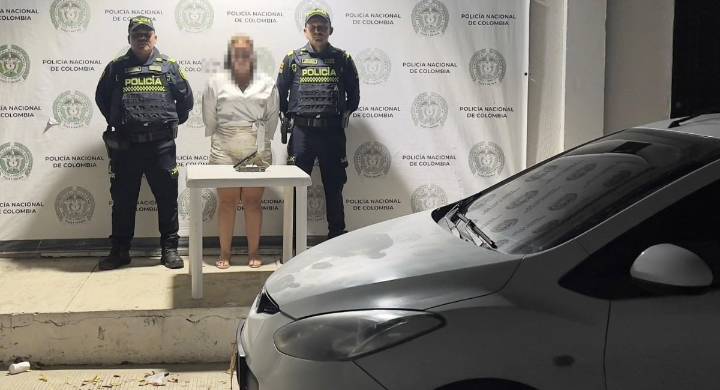 Capturan a mujer transportando un arma de fuego ilegal en El Rodadero La capturada y los elementos incautados fueron dejados a disposición de la Fiscalía General de la Nación.