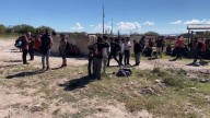 Abandonan a más de 100 migrantes en caja de tráiler en Durango