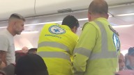 Susto en un avión de Iberia: un pasajero italiano se desvanece en pleno vuelo y un médico español le salva la vida