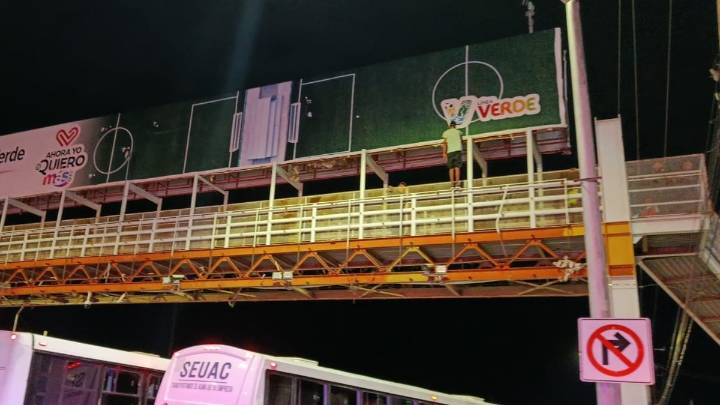 Bomberos rescatan a menor que quería lanzarse de puente peatonal en carretera Torreón